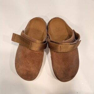Goldenstar Ugg clog in chestnut